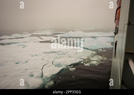 HMCS Margaret Brooke passa attraverso il ghiaccio marino a Baffin Bay, Nunavut, Canada, operazione di cura Nanook 2022. Foto Stock