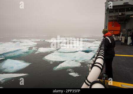 HMCS Margaret Brooke passa attraverso il ghiaccio marino a Baffin Bay, Nunavut, Canada, operazione di cura Nanook 2022. Foto Stock