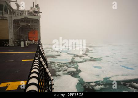 HMCS Margaret Brooke passa attraverso il ghiaccio marino a Baffin Bay, Nunavut, Canada, operazione di cura Nanook 2022. Foto Stock