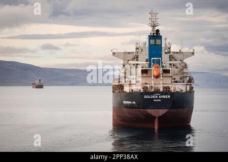 Minerale di ferro che trasporta il freighter all'ingrosso fuori dell'isola di Ragged in Eclipse Sound all'estremità occidentale dell'isola di Baffin, Nunavut, Canada. Foto Stock