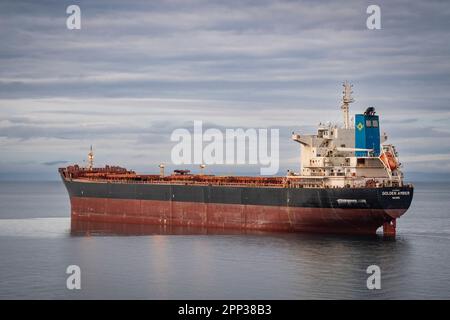 Minerale di ferro che trasporta il freighter all'ingrosso fuori dell'isola di Ragged in Eclipse Sound all'estremità occidentale dell'isola di Baffin, Nunavut, Canada. Foto Stock