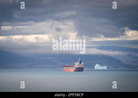 Minerale di ferro che trasporta il freighter all'ingrosso fuori dell'isola di Ragged in Eclipse Sound all'estremità occidentale dell'isola di Baffin, Nunavut, Canada. Foto Stock