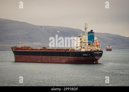 Minerale di ferro che trasporta il freighter all'ingrosso fuori dell'isola di Ragged in Eclipse Sound all'estremità occidentale dell'isola di Baffin, Nunavut, Canada. Foto Stock