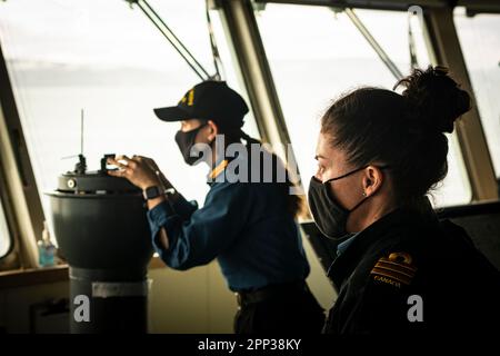 Ufficiale comandante (CDR Nicole Robichaud) e ufficiale conferiscono al ...