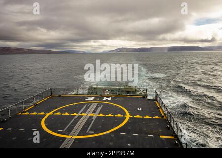 La nave di pattuglia artica della Royal Canadian Navy HMCS Margaret Brooke (AOPV 531) in corso a Eclipse Sound, all'estremità occidentale dell'isola di Baffin, Nunavut. Foto Stock