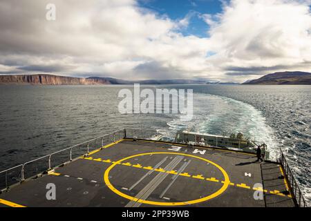 La nave di pattuglia artica della Royal Canadian Navy HMCS Margaret Brooke (AOPV 531) in corso a Eclipse Sound, all'estremità occidentale dell'isola di Baffin, Nunavut. Foto Stock