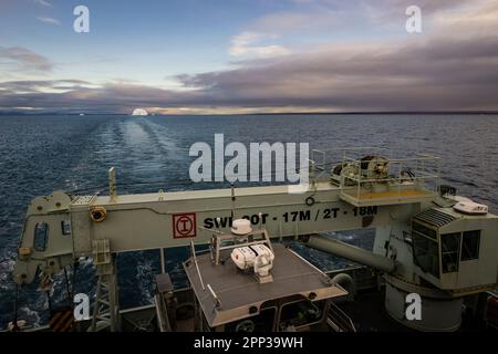 La nave di pattuglia artica della Royal Canadian Navy HMCS Margaret Brooke (AOPV 531) in corso a Eclipse Sound, all'estremità occidentale dell'isola di Baffin, Nunavut. Foto Stock