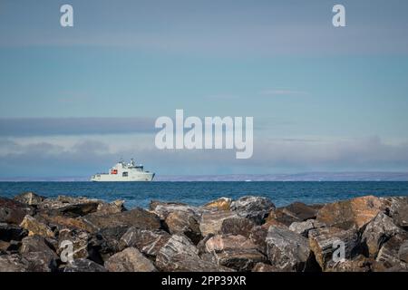 Arctic Offshore Patrol Vessel (AOPV 431) HMCS Margaret Brooke al largo di Pond Inlet all'estremità occidentale di Baffin Island, Nunavut, Canada. Foto Stock