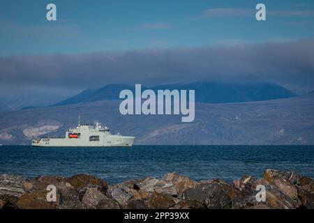 Arctic Offshore Patrol Vessel (AOPV 431) HMCS Margaret Brooke al largo di Pond Inlet all'estremità occidentale di Baffin Island, Nunavut, Canada. Foto Stock