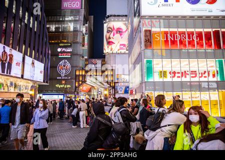 Vita notturna di Osaka 2023 aprile, folle nel quartiere di Dotonbori dopo il tramonto, con le famose strade illuminate al neon di Osaka, Giappone, primavera sera, Asia Foto Stock