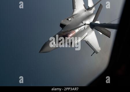 NEGLI STATI UNITI Air Force F-35A Lightning II assegnato al 355th Fighter Squadron riceve carburante da uno Squadron Air Refuelling 909th KC-135 Stratotanker Over the Yellow Sea, 18 aprile 2023. Il F-35s integrato con l'aereo B-52H Stratofortress, bombardieri capaci di colpire di precisione a lungo raggio, in grado di supportare gli obiettivi di sicurezza nazionale in qualsiasi regione. (STATI UNITI Foto dell'aeronautica militare di Jessi Roth) Foto Stock