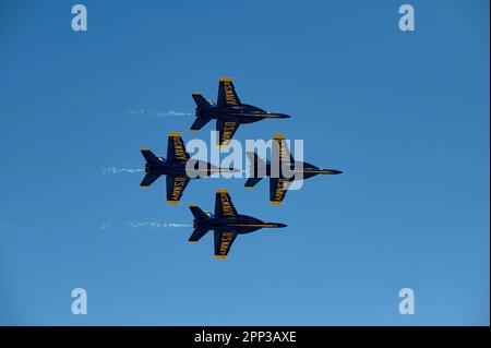 Gli Stati Uniti Navy U.S.A. I Navy Blue Angels eseguono manovre aeree durante lo spettacolo aereo Air Spectacular più a sud della Naval Air Station Key West, Fl. Aprile 15, 2023. Gli Angeli Blu sono stati gli Stati Uniti Lo squadrone dimostrativo di volo più importante della Marina dal 1946 e si esibisce in oltre 60 spettacoli all'anno in oltre 30 località negli Stati Uniti e in Canada. (STATI UNITI Foto dell'Aeronautica militare di Sgt. Caleb Roland) Foto Stock