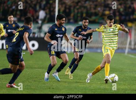 Algeri. 22nd Apr, 2023. JS Kabylie's Adem Redjem (1st R) compete durante la CAF Champions League 2022/2023 Quarterfinal 1st LEG Football Match tra JS Kabylie di Algeria e ES Tunis di Tunisia al 5th luglio Stadium di Algeri, Algeria, 21 aprile 2023. Credit: Notizie dal vivo su Xinhua/Alamy Foto Stock