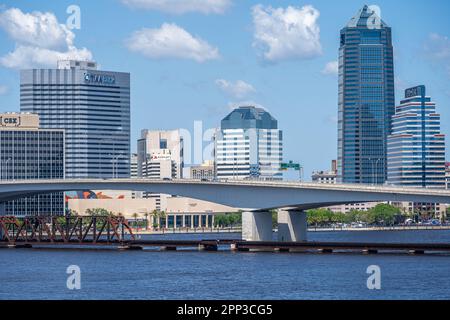 Lo skyline di Jacksonville lungo la Northbank of the St Johns River nel centro di Jacksonville, Florida. (USA) Foto Stock