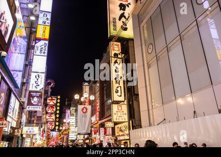 Vita notturna di Osaka 2023 aprile, folle nel quartiere di Dotonbori dopo il tramonto, con le famose strade illuminate al neon di Osaka, Giappone, primavera sera, Asia Foto Stock