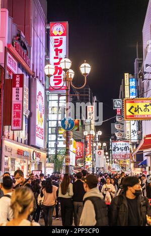 Vita notturna di Osaka 2023 aprile, folle nel quartiere di Dotonbori dopo il tramonto, con le famose strade illuminate al neon di Osaka, Giappone, primavera sera, Asia Foto Stock