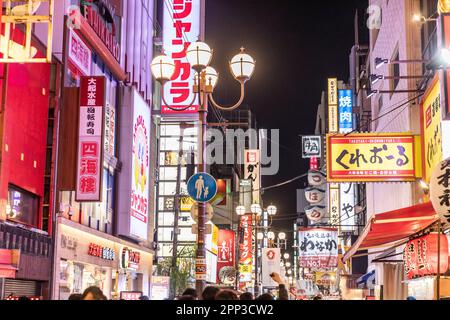 Vita notturna di Osaka 2023 aprile, folle nel quartiere di Dotonbori dopo il tramonto, con le famose strade illuminate al neon di Osaka, Giappone, primavera sera, Asia Foto Stock