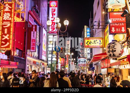 Vita notturna di Osaka 2023 aprile, folle nel quartiere di Dotonbori dopo il tramonto, con le famose strade illuminate al neon di Osaka, Giappone, primavera sera, Asia Foto Stock