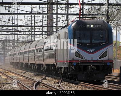 Un treno regionale della Amtrak nord-est si dirige verso nord lungo il corridoio nord-est allo svincolo Holmesburg di Philadelphia, Pennsylvania. Foto Stock