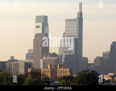 Lo skyline di Philadelphia, visto dalla 33rd Street. Foto Stock