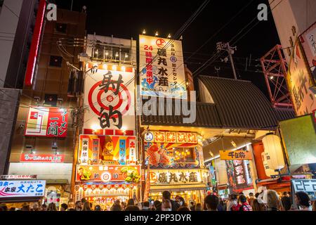 Osaka Giappone, luci al neon e vita notturna nel quartiere Dotonbori di Osaka primavera sera 2023 aprile, Kansai, Giappone, Asia Foto Stock