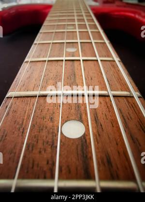 primo piano di chitarra fingerboard , tastiera palissandro con segno abalone, chitarra elettrica Foto Stock