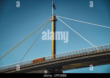 Parte inferiore in cemento della Westgate Freeway, Westgate Bridge, Suspension, Flags, Blue Sky, Melbourne, Victoria Victoria, Australia Foto Stock