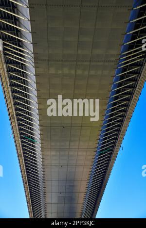 Parte inferiore in cemento della Westgate Freeway, Westgate Bridge, Suspension, Flags, Blue Sky, Melbourne, Victoria Victoria, Australia Foto Stock