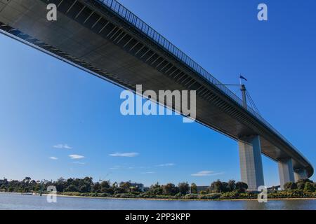 Parte inferiore in cemento della Westgate Freeway, Westgate Bridge, Suspension, Flags, Blue Sky, Melbourne, Victoria Victoria, Australia Foto Stock