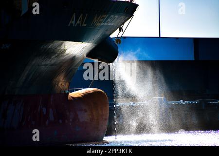 Vista ravvicinata del portarinfuse con acqua che spruzza fuori alla luce del sole del pomeriggio a Port Melbourne, Victoria, Australia Foto Stock