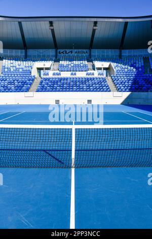 Campo da tennis blu con marcature bianche e rete da tennis all'Australian Open Tennis Grand Slam, Melbourne Park, Melbourne, Victoria, Australia Foto Stock