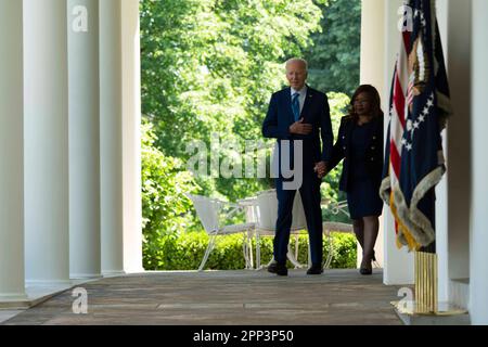 Il presidente degli Stati Uniti Joe Biden e Catherine Coleman Flowers, fondatore del Center for Rural Enterprise and Environmental Justice, camminano lungo il colonnato in vista di un evento sulla giustizia ambientale nel Rose Garden presso la Casa Bianca a Washington, DC Venerdì, 21 aprile 2023. Credito: Bonnie Cash/Pool tramite CNP /MediaPunch Foto Stock