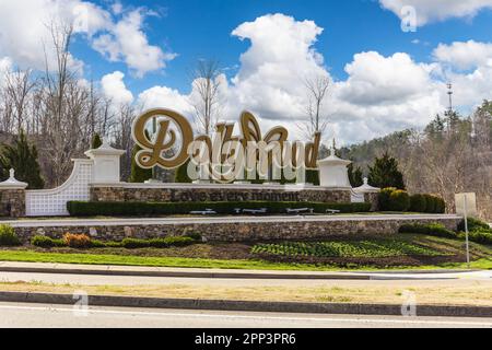 Pigeon Forge, TN - 2022 marzo: Insegna Dollywood vicino all'ingresso del parco a tema di Pigeon Forge, TN. Foto Stock