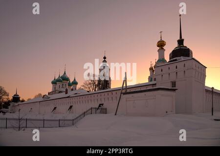 Serata di gennaio alle mura del vecchio monastero di Vvedensky Tolgsky. Yaroslavl, anello d'oro della Russia Foto Stock