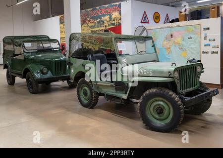 SAN PIETROBURGO, RUSSIA - 29 MARZO 2023: Willys MB e GAZ-69 veicoli fuoristrada nel museo del trasporto retrò. Complesso di negozi e divertimenti 'Summe Foto Stock