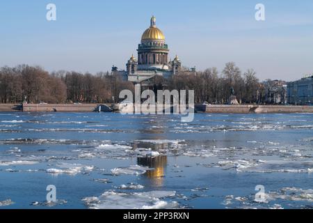 SAN PIETROBURGO, RUSSIA - 12 APRILE 2023: Vista di San La Cattedrale di Isaac in un giorno di sole aprile. Centro storico di St. Pietroburgo Foto Stock