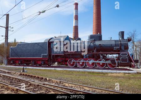 VOLKHOV, RUSSIA - 17 APRILE 2023: Locomotiva a vapore sovietico Er-786-27 monumento presso il deposito locomotiva della stazione Volkhovstroy 1 in un giorno di sole aprile Foto Stock