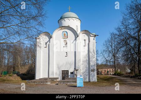 STARAYA LADOGA, RUSSIA - 17 APRILE 2023: Cattedrale dell'Assunzione della Beata Vergine Maria (XII secolo) nel vecchio monastero dell'Assunzione di Ladoga o Foto Stock