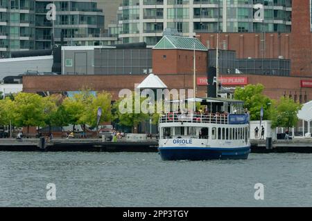 Toronto, ON, Canada - 21 agosto 2022: Un traghetto parte dal terminal Toronto Jack Layton nel centro città verso Center Island nel lago Ontario Foto Stock