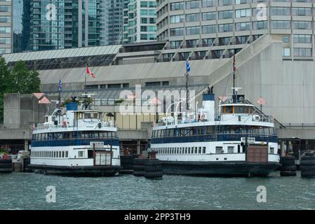 Toronto, ON, Canada - 21 agosto 2022: Un traghetto parte dal terminal Toronto Jack Layton nel centro città verso Center Island nel lago Ontario Foto Stock