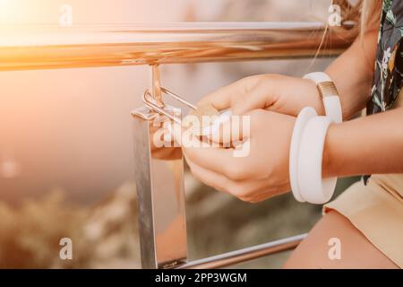 Mani, lucchetto, cuore, amore, giorno di San Valentino. Primo piano delle mani di una donna che tiene un lucchetto a forma di cuore con un cuore. Il concetto di San Valentino Foto Stock