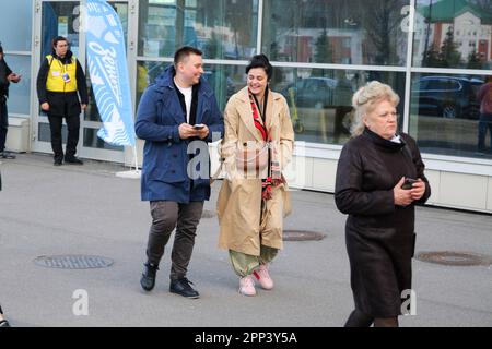 San Pietroburgo, Russia. 21st Apr, 2023. La gente cammina nel Parco della Vittoria di Primorsky in un clima di primavera nuvoloso a San Pietroburgo. Credit: SOPA Images Limited/Alamy Live News Foto Stock