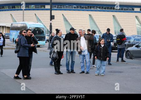 San Pietroburgo, Russia. 21st Apr, 2023. La gente cammina nel Parco della Vittoria di Primorsky in un clima di primavera nuvoloso a San Pietroburgo. Credit: SOPA Images Limited/Alamy Live News Foto Stock