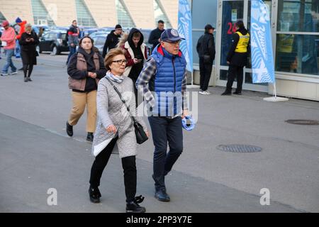 San Pietroburgo, Russia. 21st Apr, 2023. La gente cammina nel Parco della Vittoria di Primorsky in un clima di primavera nuvoloso a San Pietroburgo. (Foto di Konstantinov/SOPA Images/Sipa USA) Credit: Sipa USA/Alamy Live News Foto Stock