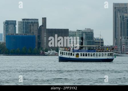 Toronto, ON, Canada - 21 agosto 2022: Un traghetto parte dal terminal Toronto Jack Layton nel centro città verso Center Island nel lago Ontario Foto Stock