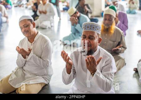 Jumatul Bidah traduce come 'Venerdì di congedo' e segna l'ultimo Venerdì di preghiera nel mese santo di Ramadan. Alcuni musulmani considerano questo giorno come il secondo più santo del Ramadan e trascorrono gran parte della giornata nel culto.in Bangladesh, un gran numero di persone assisteranno alle preghiere e il più grande si svolge presso la Moschea Nazionale del Bangladesh. La Moschea di Jamiatul Falah è la più grande moschea di Chittagong, Bangladesh, in grado di ospitare 5.000 fedeli. Si trova sul lato sud di Piazza WASA. Ad est della moschea si trova una grande eidgah che è comunemente la sede di due dei tre più grandi Eid al-Fir A. Foto Stock