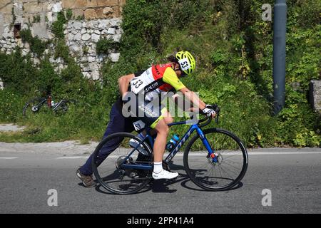 Nocera inferiore, Salerno, Italia. 21st Apr, 2023. Nocera inferiore, Salerno, Italia - 21 aprile 2023: Gara ciclistica ''giro Mediterraneo in Rosa'' categoria ''Elite Women''. Prima tappa tra Torre del Greco (Napoli) e Paestum (Salerno) del km 98.400. Gara su tre tappe per un totale di 317 km,300 e venti squadre di ciclisti femminili partecipanti.nella foto il numero 53 LAPORTA LINDA del team ZHIRAF GUERCIOTTI TOSCANO (Credit Image: © Pasquale Senatore/Pacific Press via ZUMA Press Wire) SOLO USO EDITORIALE! Non per USO commerciale! Foto Stock