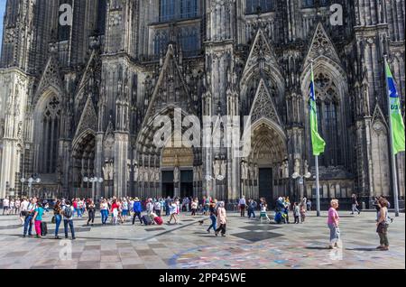 Turisti di fronte alla storica chiesa dom a Koln, Germania Foto Stock