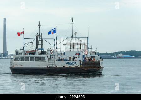 Toronto, ON, Canada - 21 agosto 2022: Un traghetto parte dal terminal Toronto Jack Layton nel centro città verso Center Island nel lago Ontario Foto Stock