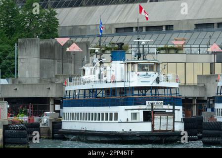 Toronto, ON, Canada - 21 agosto 2022: Un traghetto parte dal terminal Toronto Jack Layton nel centro città verso Center Island nel lago Ontario Foto Stock